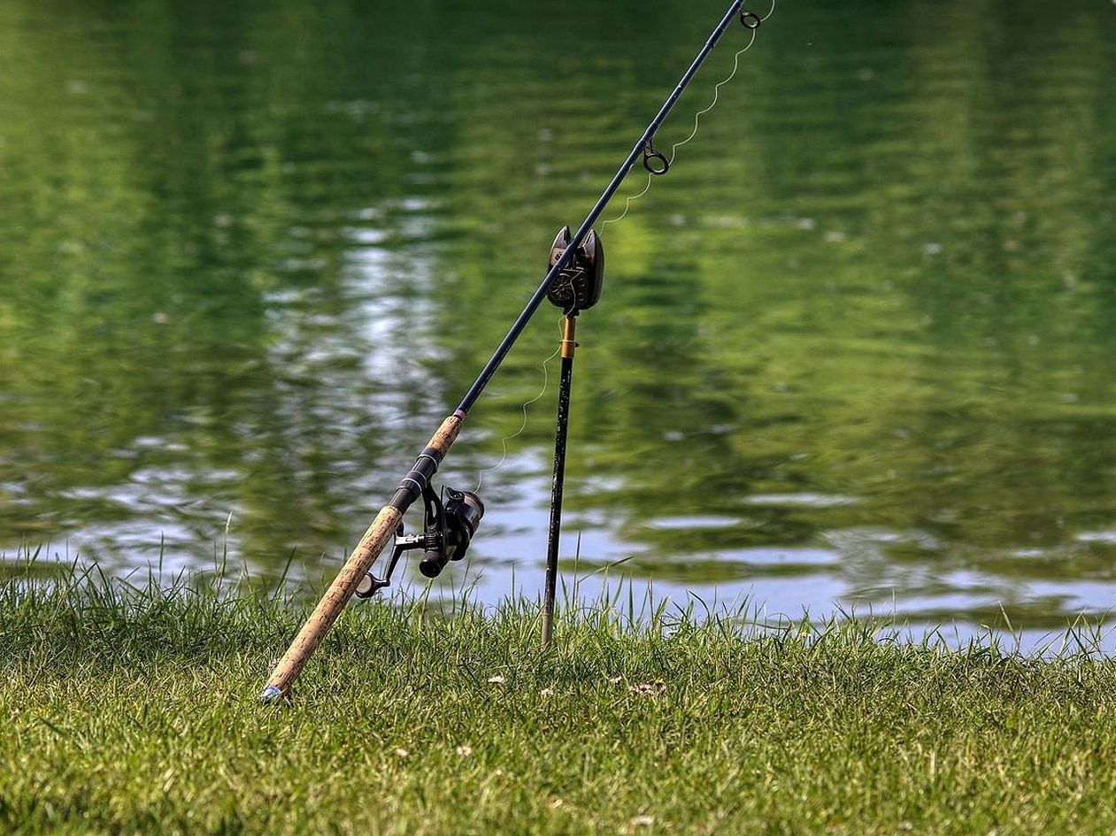 Balıkçının ağını su üzerinde tutarken tuttuğu freshwater fish